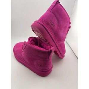 UGG Kid's Neumel II Boot Size 5 USA Big Kid / 4 UK